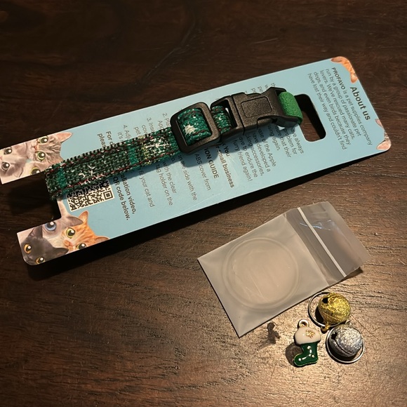 XS | Christmas AirTag Cat Collar - Picture 3 of 6